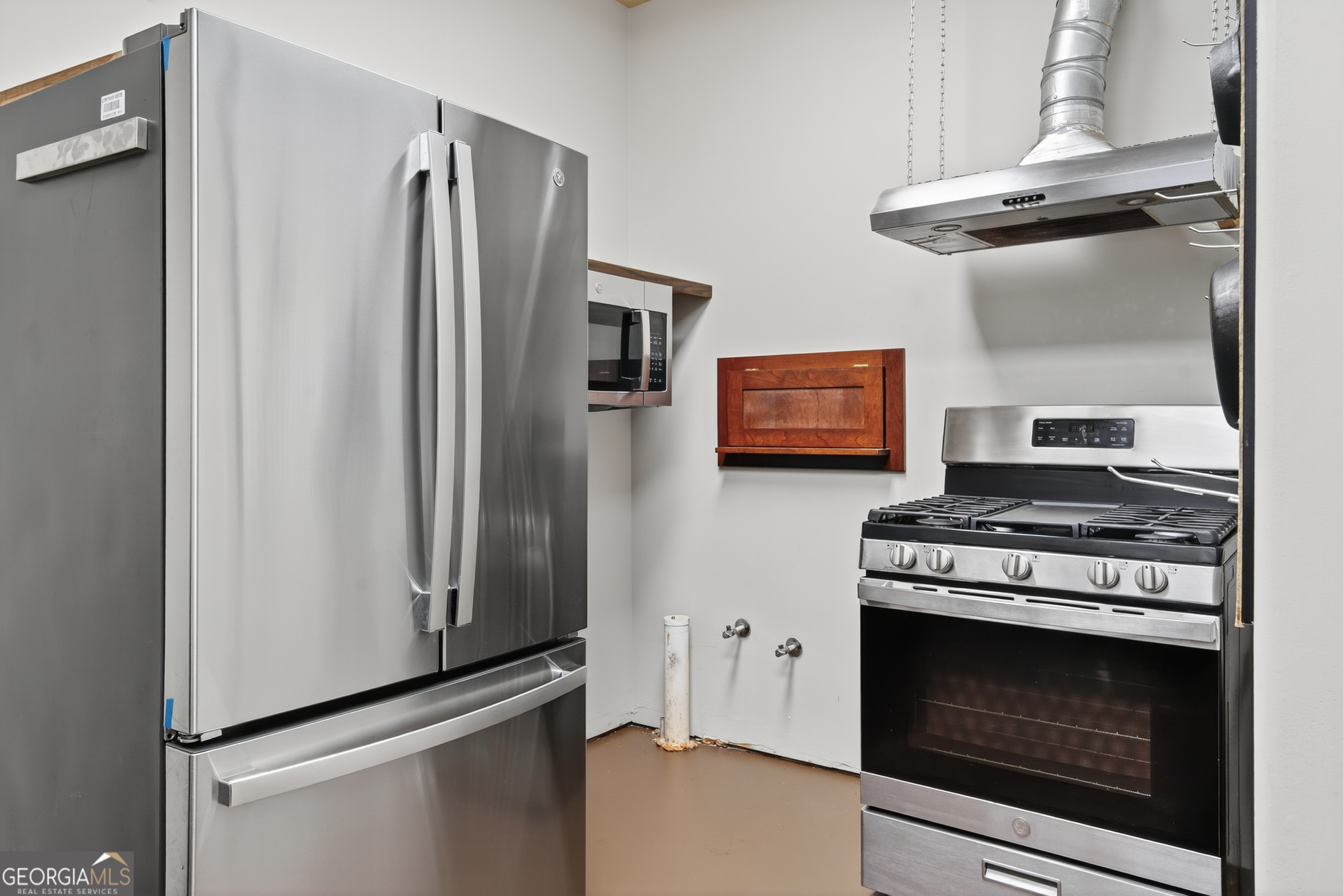 1583 Hickory Flat Road Gillsville, GA 30543 - Photo 35 of 79 a kitchen with stainless steel appliances a stove a refrigerator and cabinets
