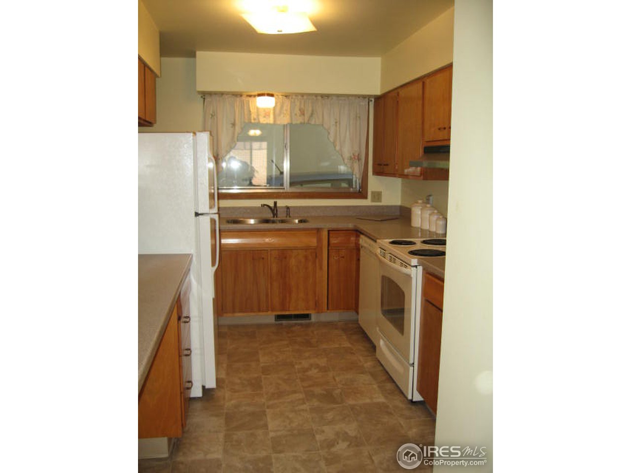 1208 Baker Street Fort Collins, CO 80524 - Photo 5 of 25 a kitchen with a stove a refrigerator and a sink