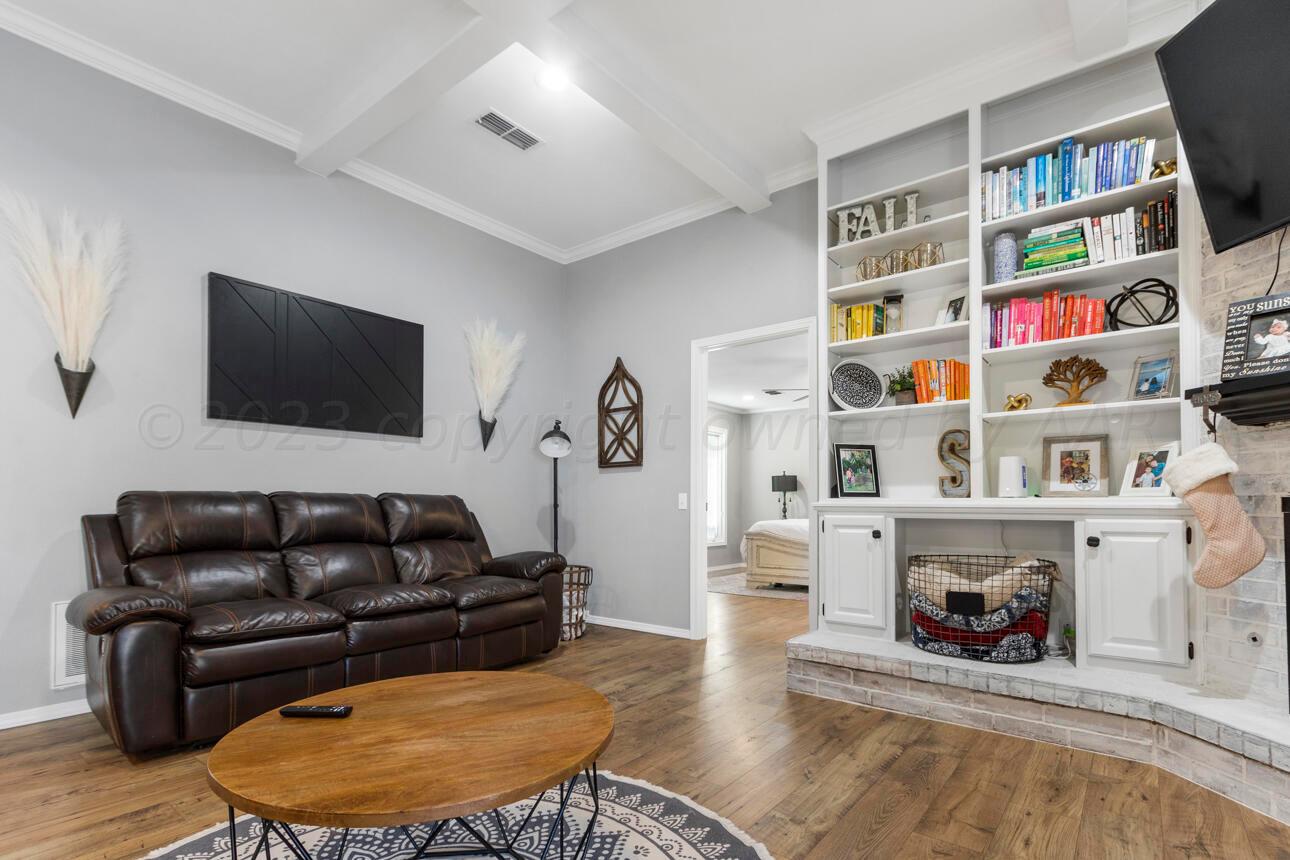 7604 Baughman Drive Amarillo, TX 79121 - Photo 10 of 43 Living Room 3