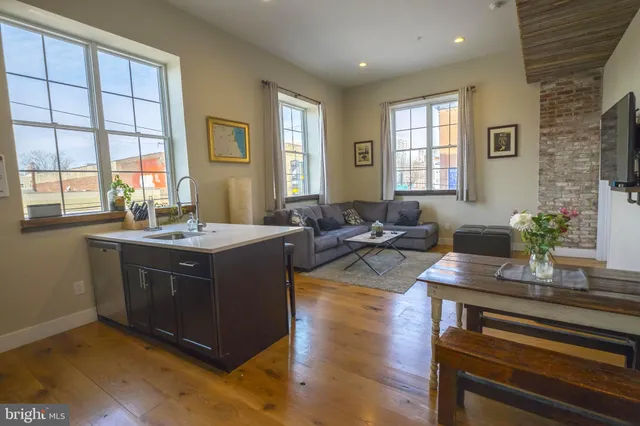 $2,498 | 705-7 South 5th Street, Unit 203, Philadelphia, PA 19147