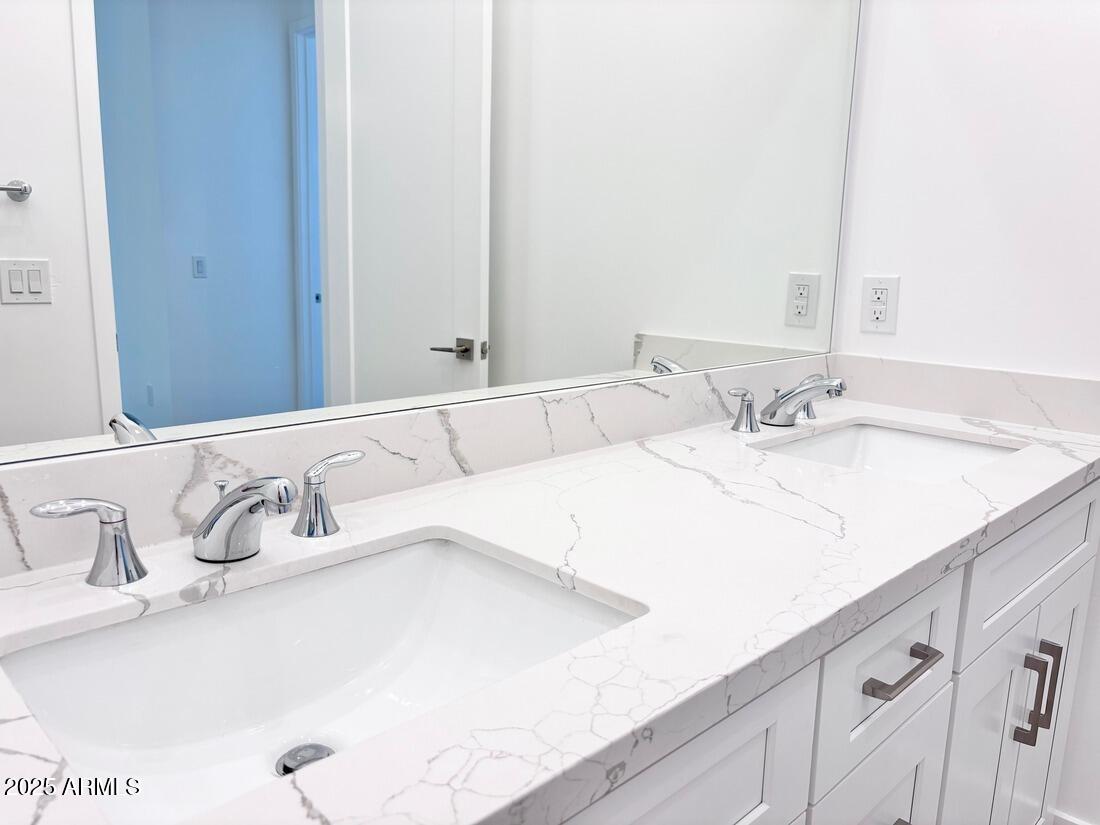4050 North 12th Street, Unit 6 Phoenix, AZ 85014 - Photo 27 of 50 a bathroom with a sink and a mirror
