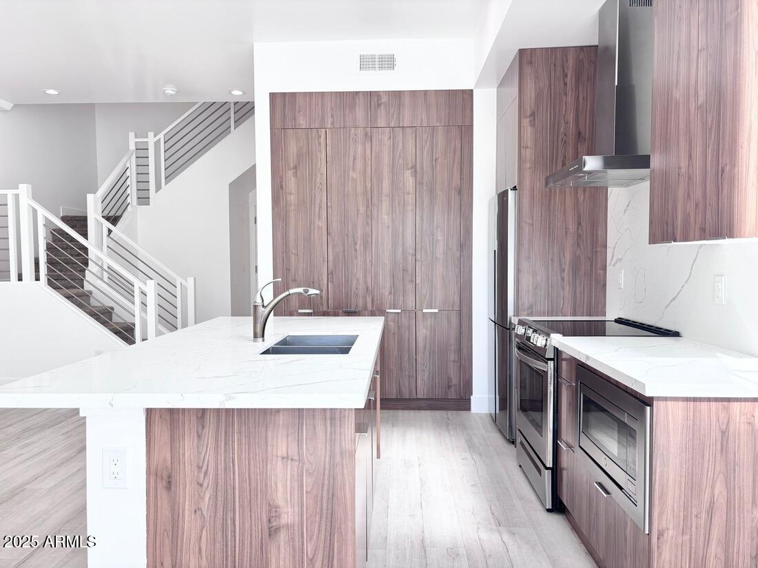 4050 North 12th Street, Unit 6 Phoenix, AZ 85014 - Photo 8 of 50 a kitchen that has a sink and a stove in it