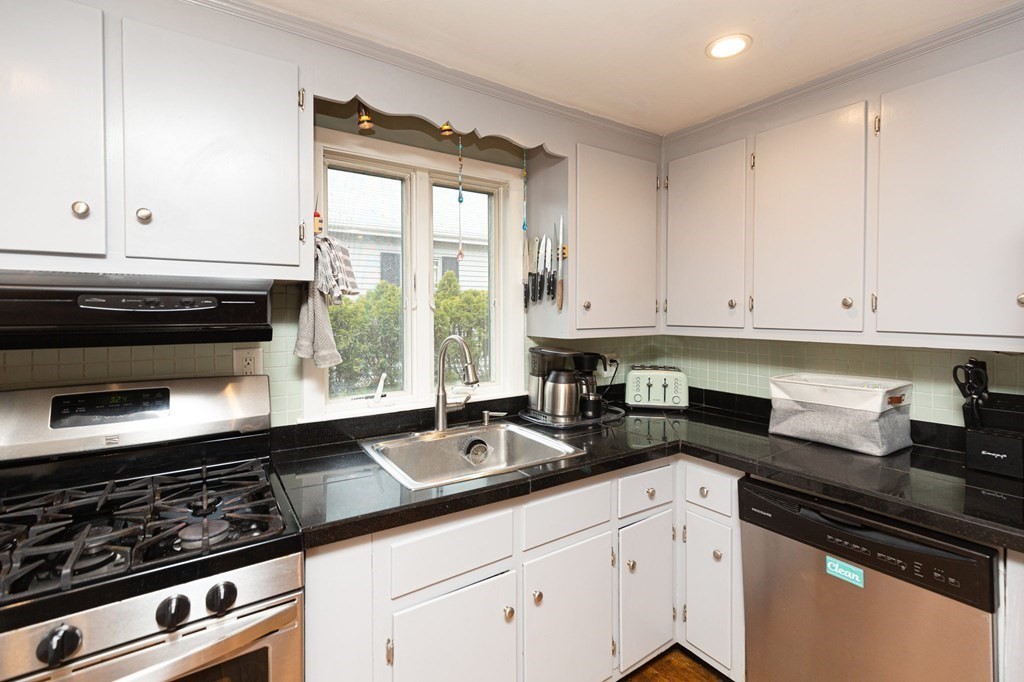 19 Sherman Road Dedham, MA 02026 - Photo 5 of 35 Gallery Image 5
