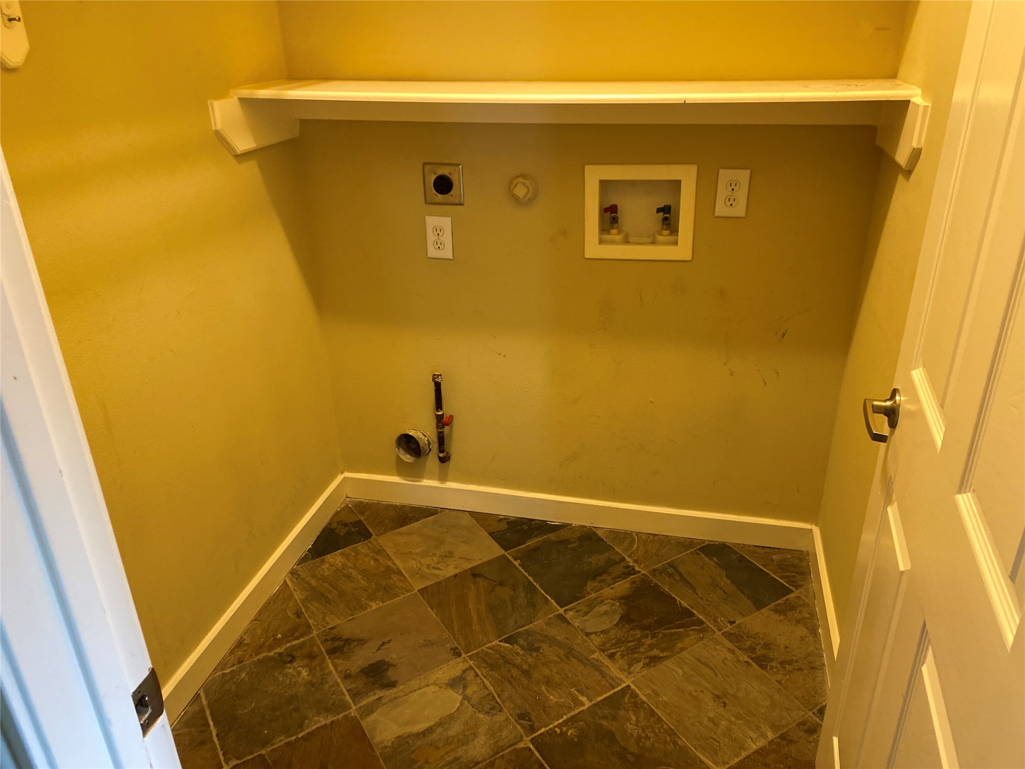 918 West 26th Street Houston, TX 77008 - Photo 15 of 19 a bathroom with a tub
