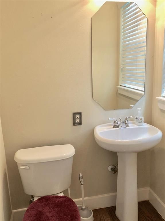 918 West 26th Street Houston, TX 77008 - Photo 17 of 19 a bathroom with a sink and a toilet