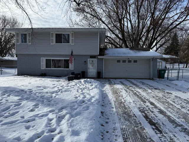 $385,000 | 6739 Yucca Lane North, Maple Grove, MN 55311