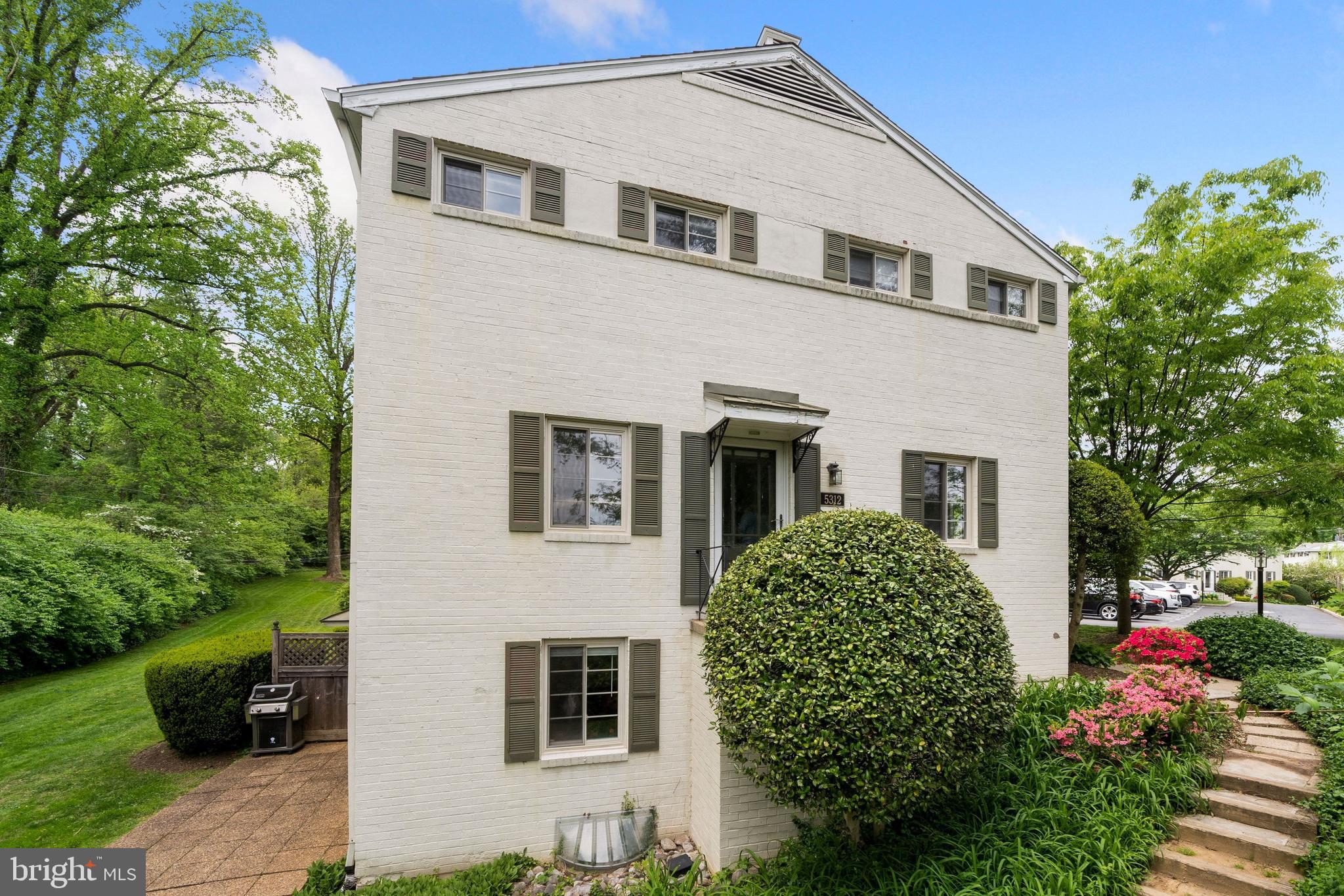 End Row with beautiful plantings, private setting!