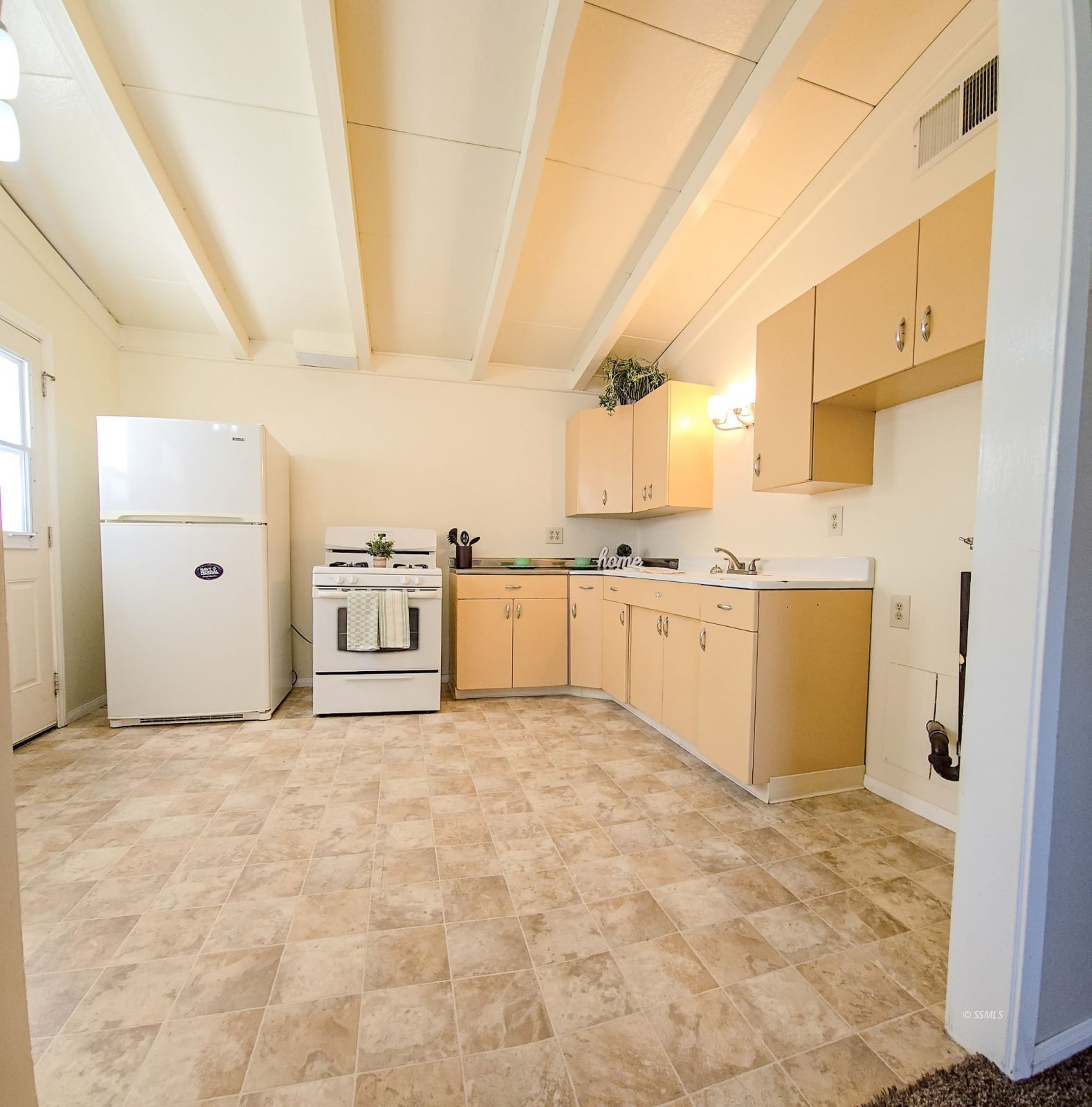 433 North Helena Street Ridgecrest, CA 93555 - Photo 3 of 18