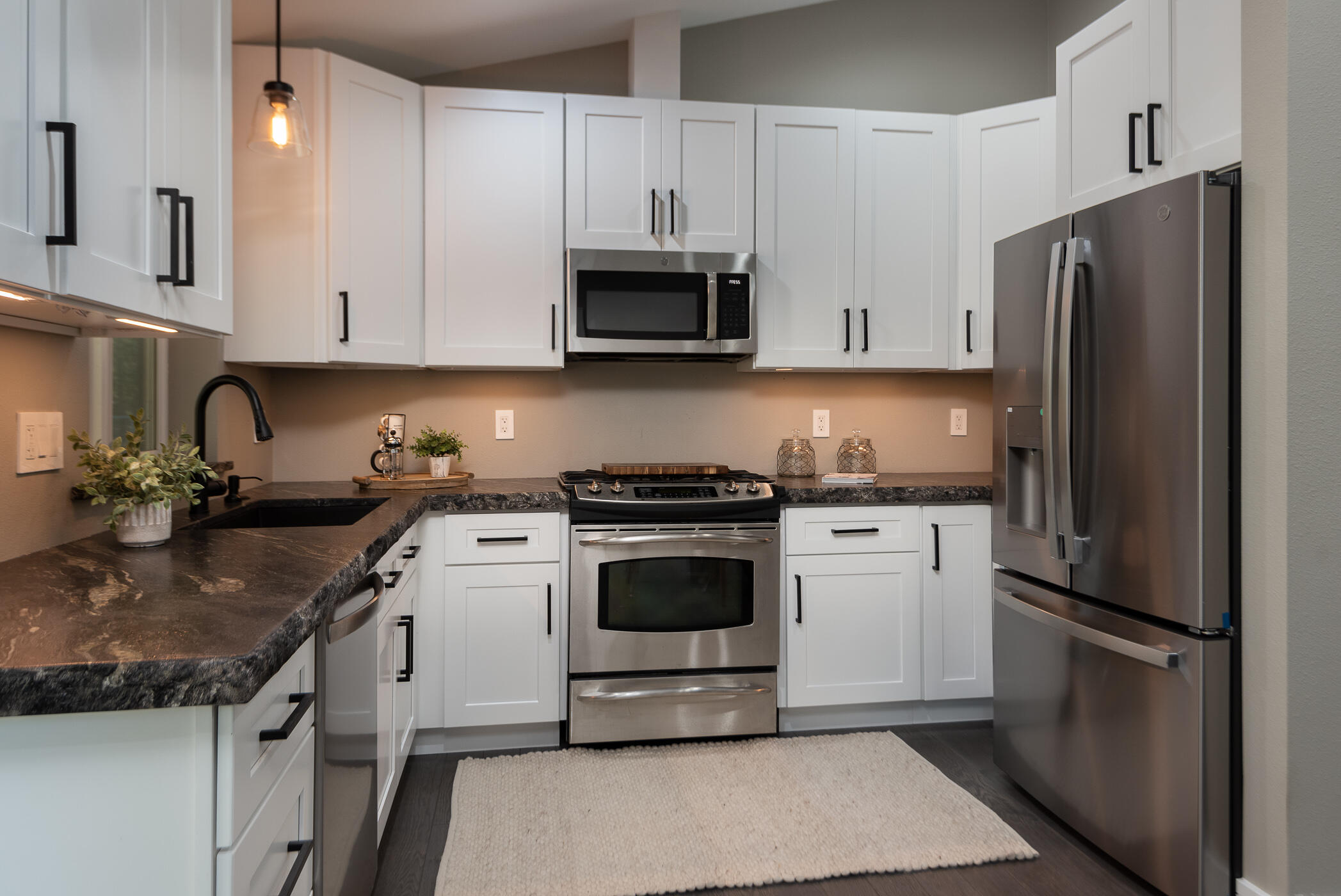 17032 Merced Road Bend, OR 97707 - Photo 10 of 36 10Full Kitchen