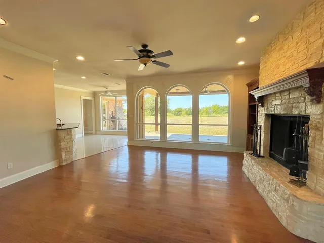 a view of an entryway with a livingroom
