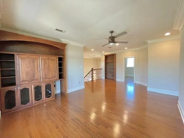 a view of a livingroom with a ceiling fan