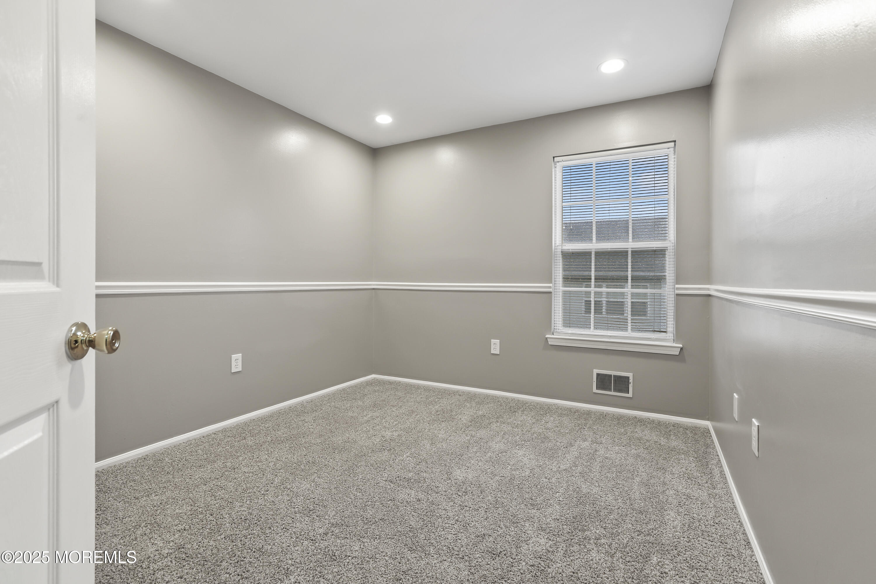 1707 Ridgeview Court, Unit 1707 Parlin, NJ 08859 - Photo 16 of 22 an empty room with windows