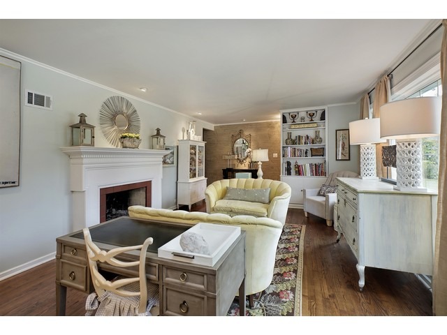 907 Pawnee Road Wilmette, IL 60091 - Photo 2 of 11