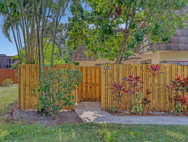 $2,250 | 4095 Palm Bay Circle, Unit B, West Palm Beach, FL 33406