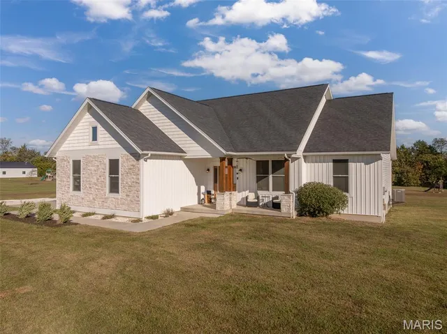$515,000 | 30928 Bonnie Bell Drive, Warrenton, MO 63383