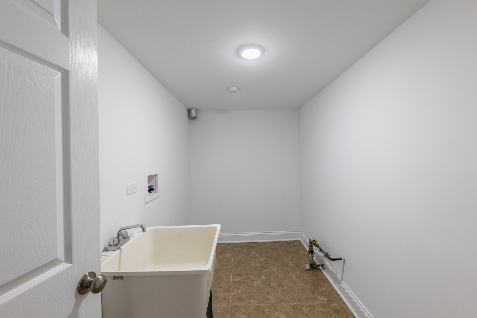 7914 South Troy Street Chicago, IL 60652 - Photo 31 of 35 a bathroom with a bathtub