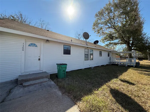 $1,750 | 1300 North 8th Street, Baytown, TX 77520