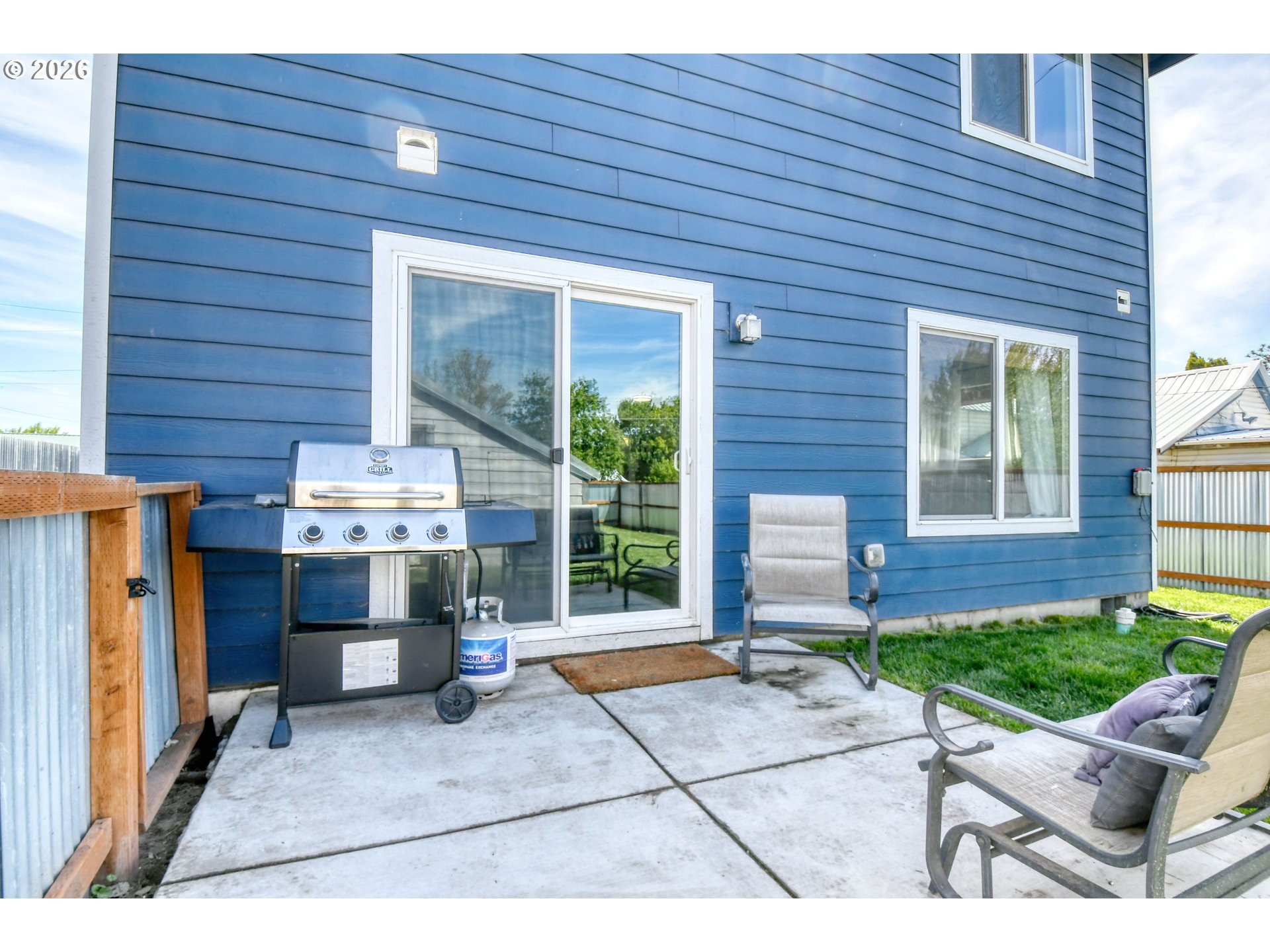 233 East Jefferson Street Athena, OR 97813 - Photo 28 of 36 a view of a patio with table and chairs and potted plants