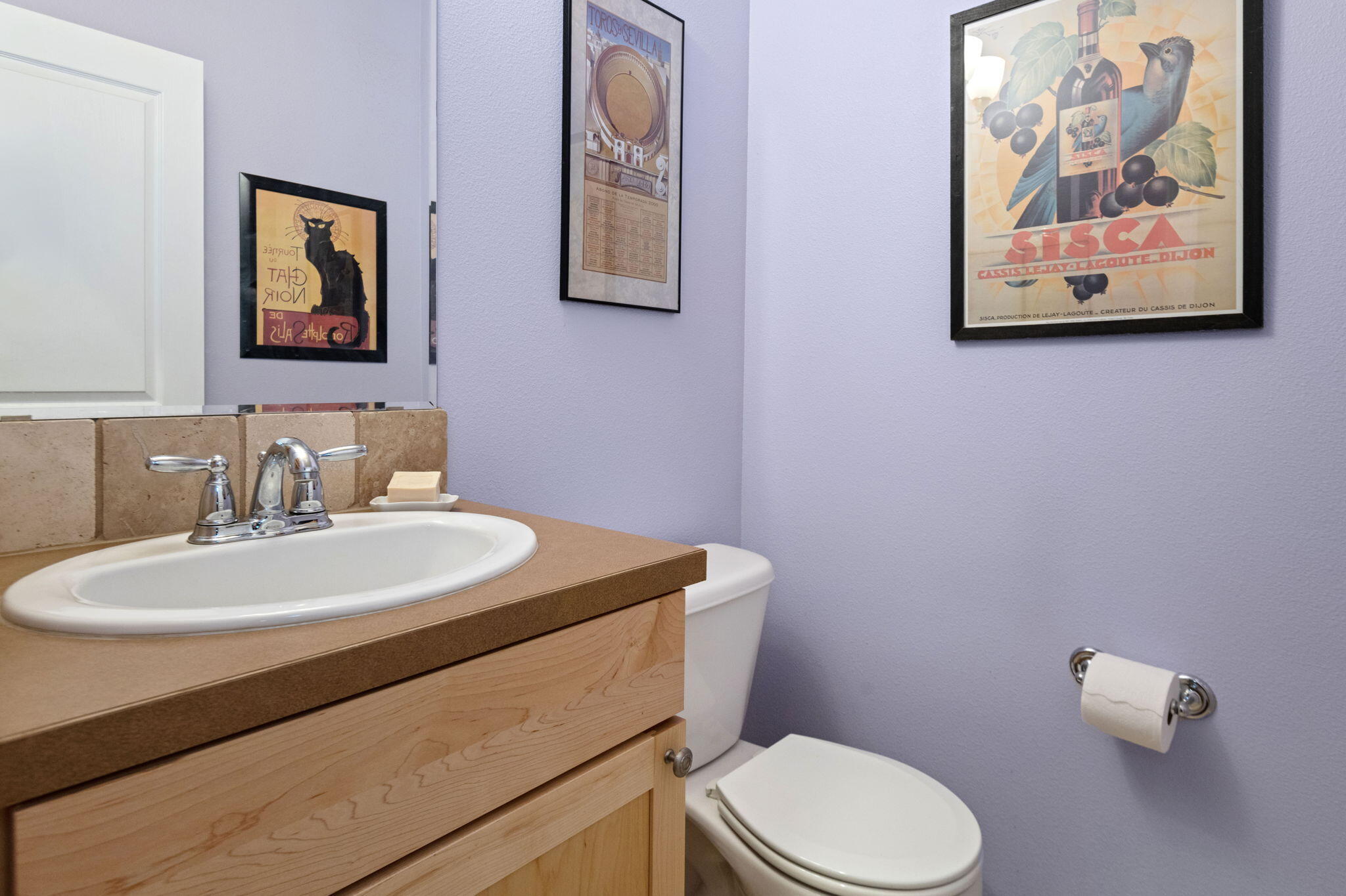 720 North Hindeman Street Sisters, OR 97759 - Photo 8 of 25 a bathroom with a toilet a sink and mirror