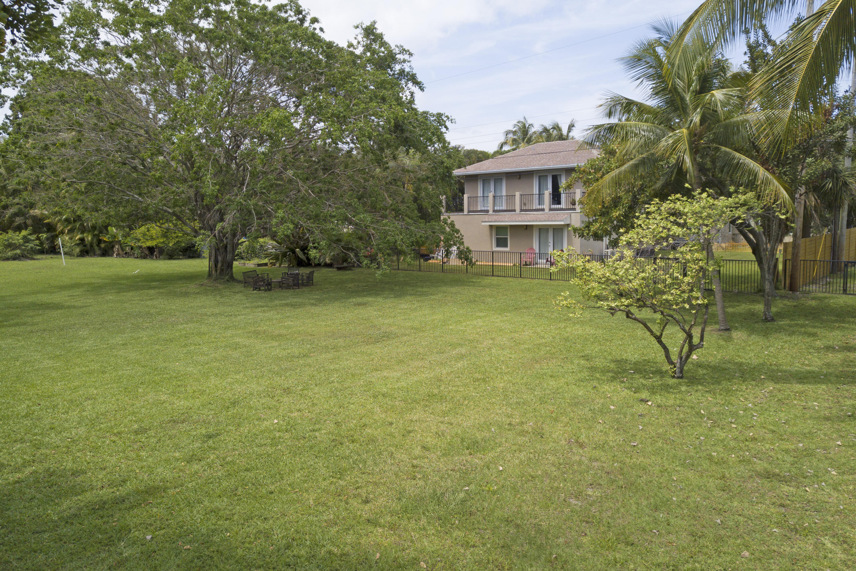 925 Laurel Road North Palm Beach, FL 33408 - Photo 36 of 39 Guest House Rear View