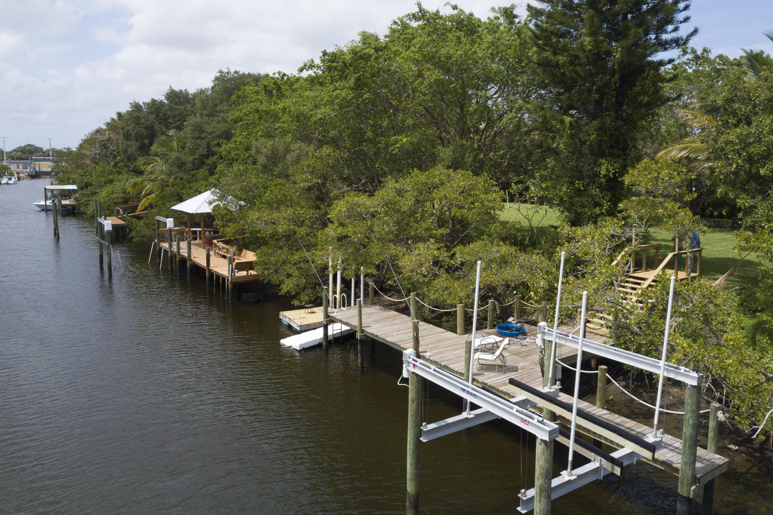 925 Laurel Road North Palm Beach, FL 33408 - Photo 38 of 39 Boat Lift
