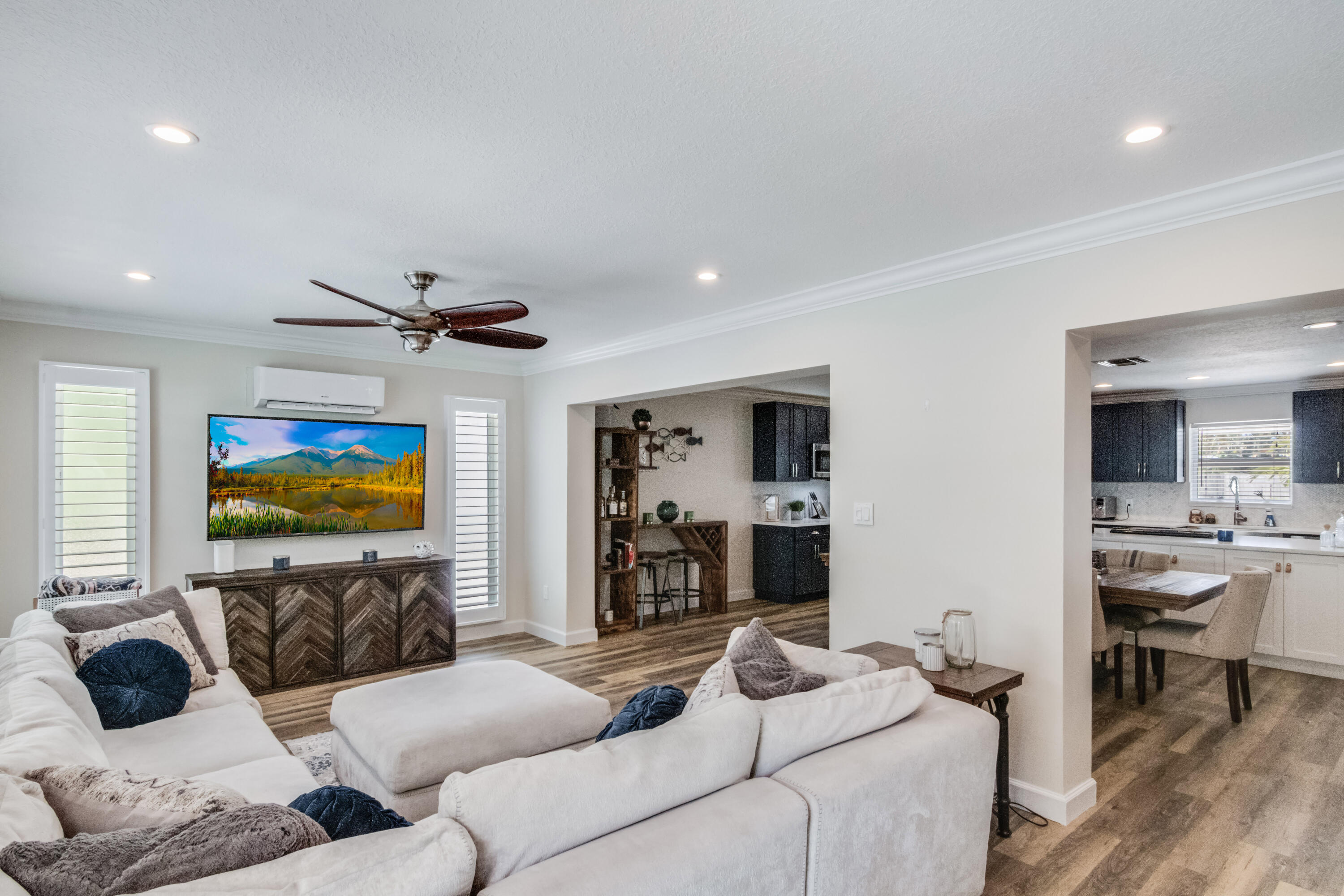 925 Laurel Road North Palm Beach, FL 33408 - Photo 10 of 39 Living Room