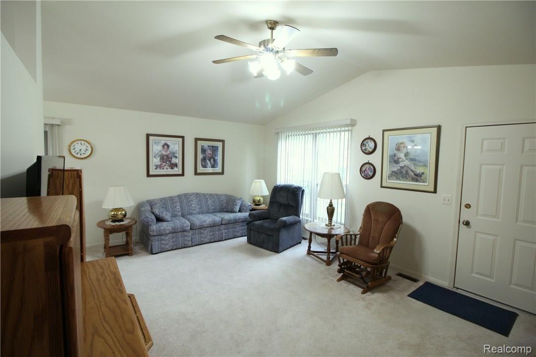 240 Pine Tree Ridge, Unit 3 Waterford, MI 48327 - Photo 8 of 35 Great Room 2.JPG