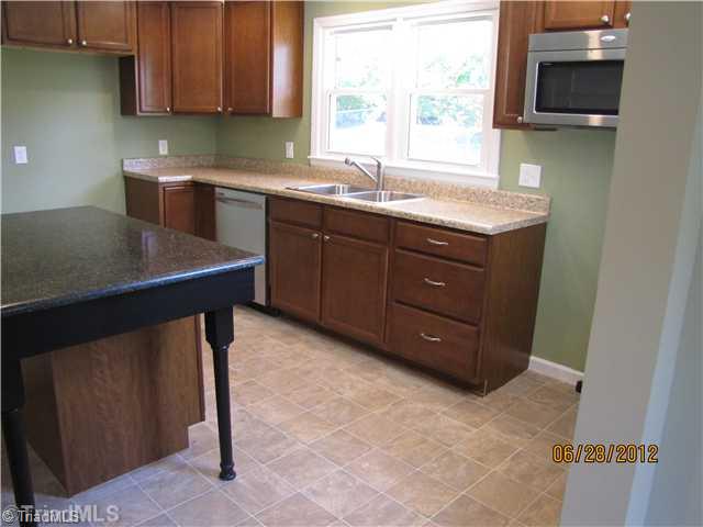 122 Virginia Road Lexington, NC 27295 - Photo 4 of 16 Kitchen.