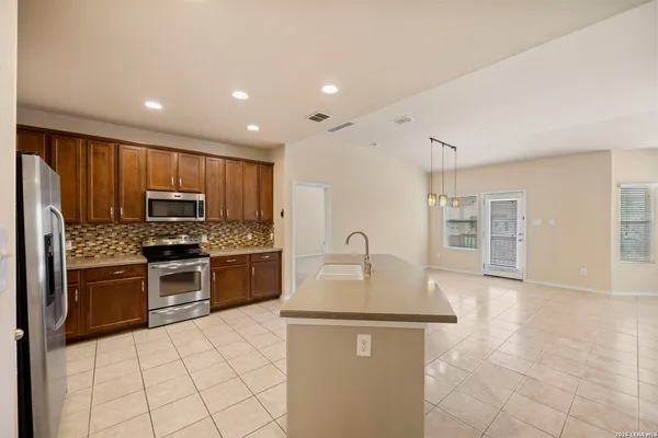 $2,700 | 25839 Big Bluestem, San Antonio, TX 78261