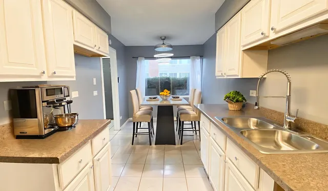 $189,999 | 2633 Hawthorne Lane, Unit B, Flossmoor, IL 60422