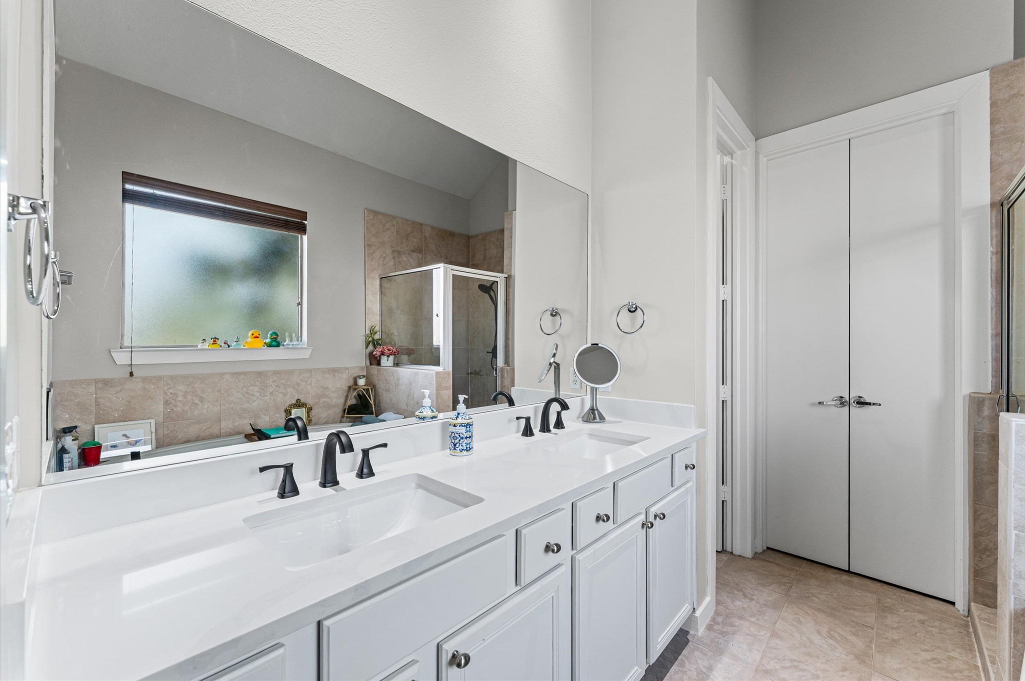 1166 Bonner Street Houston, TX 77007 - Photo 19 of 33 a bathroom with double vanity sink and a mirror