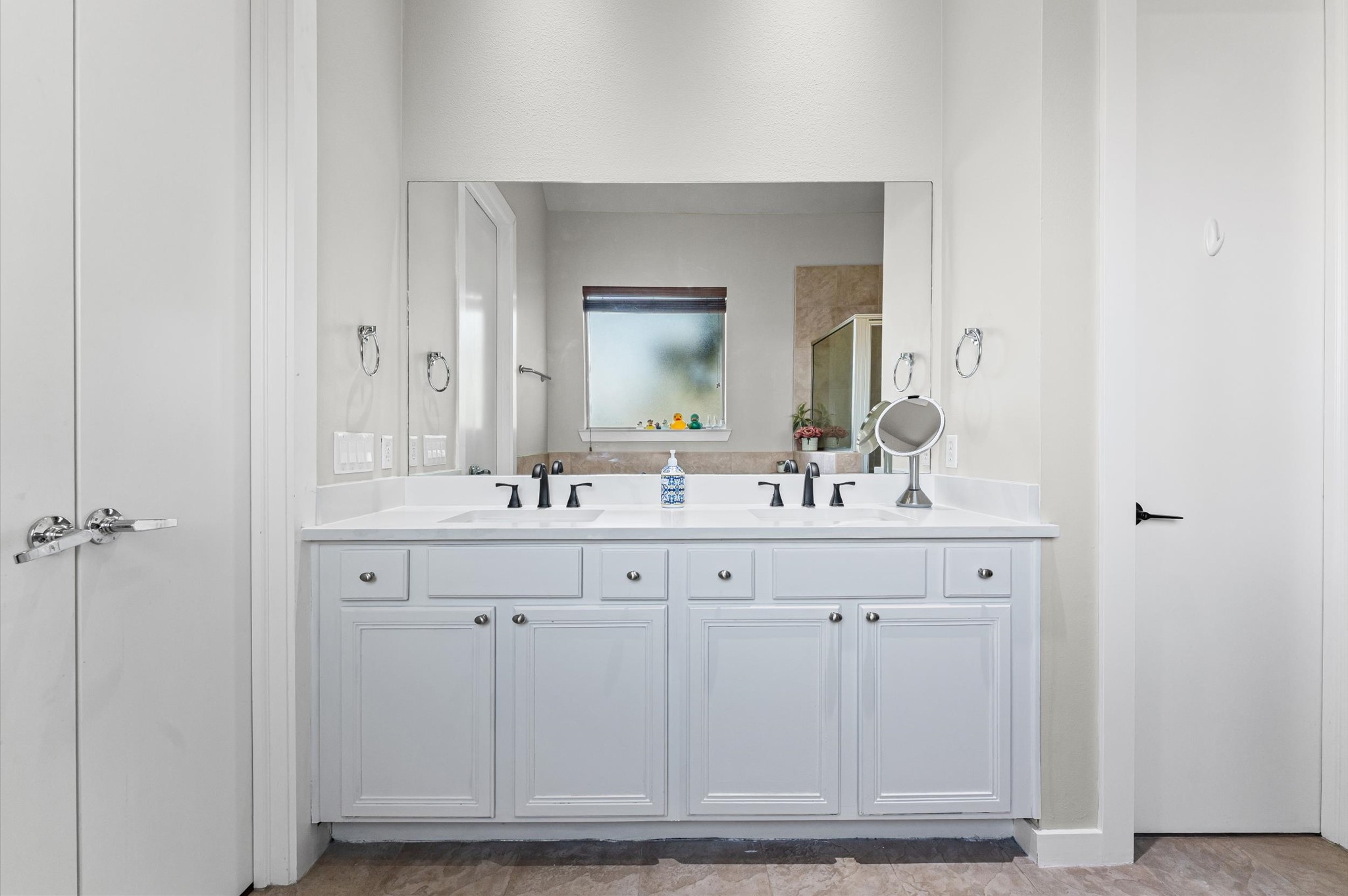 1166 Bonner Street Houston, TX 77007 - Photo 21 of 33 a bathroom with mirror and sink