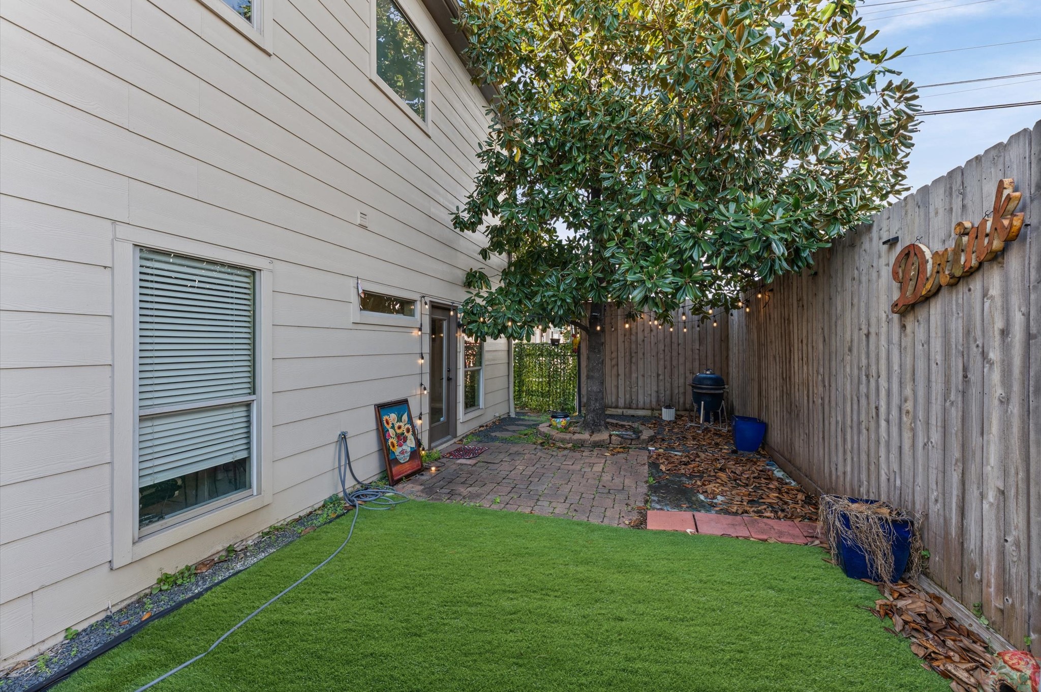 1166 Bonner Street Houston, TX 77007 - Photo 22 of 33 a view of a backyard with a tree