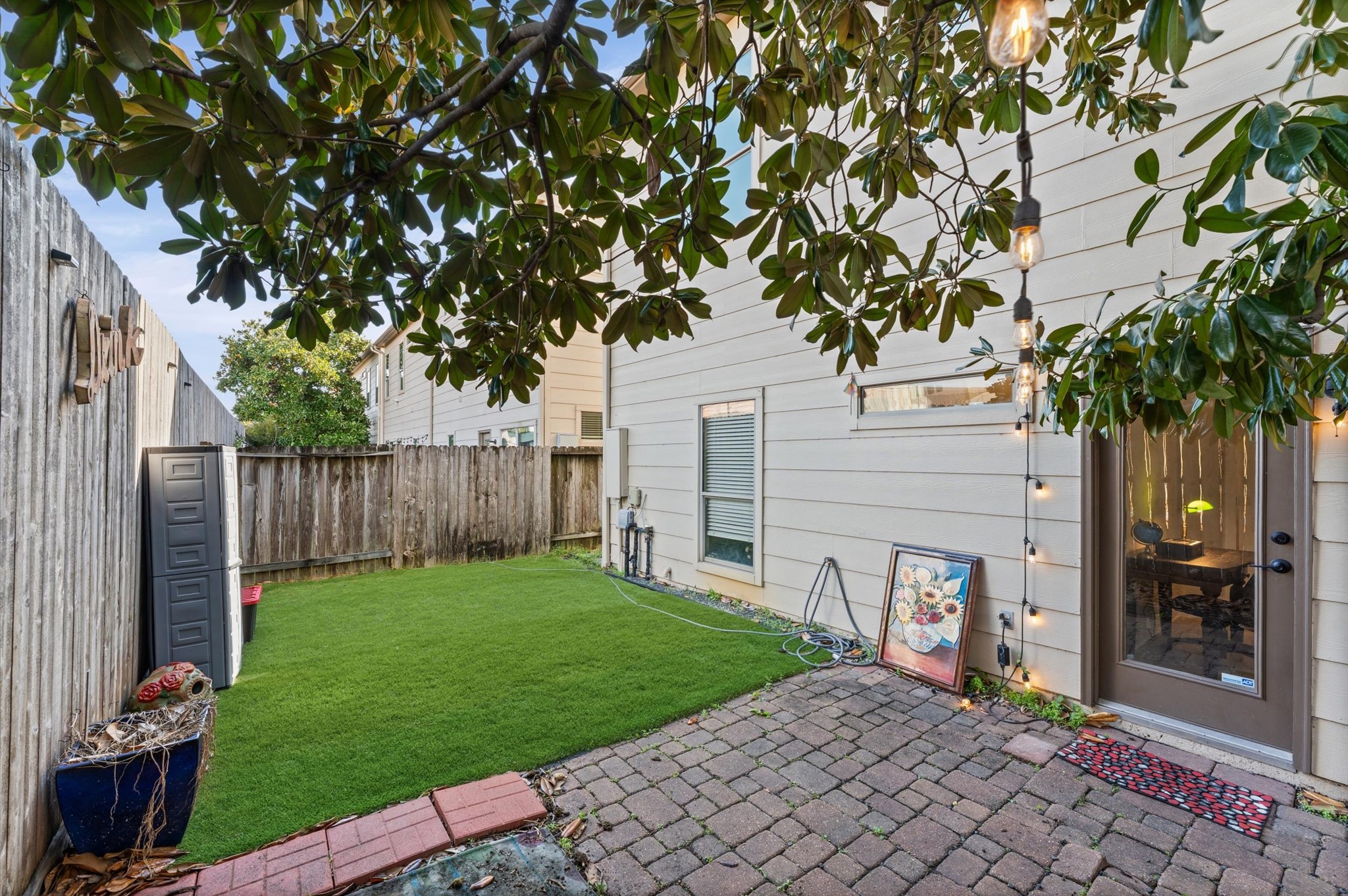 1166 Bonner Street Houston, TX 77007 - Photo 25 of 33 a front view of a house with a garden