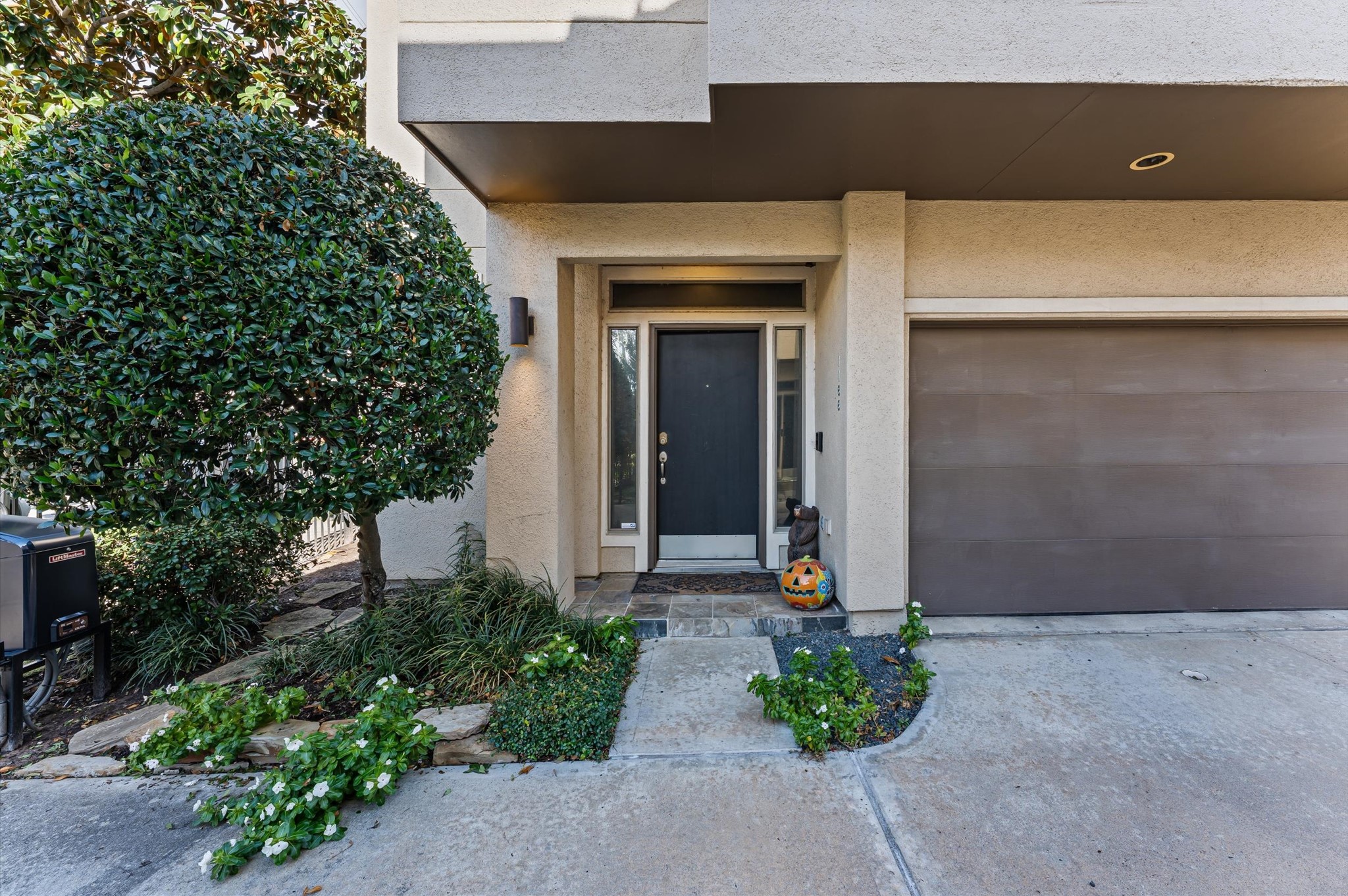 1166 Bonner Street Houston, TX 77007 - Photo 27 of 33 a front view of a house with a yard