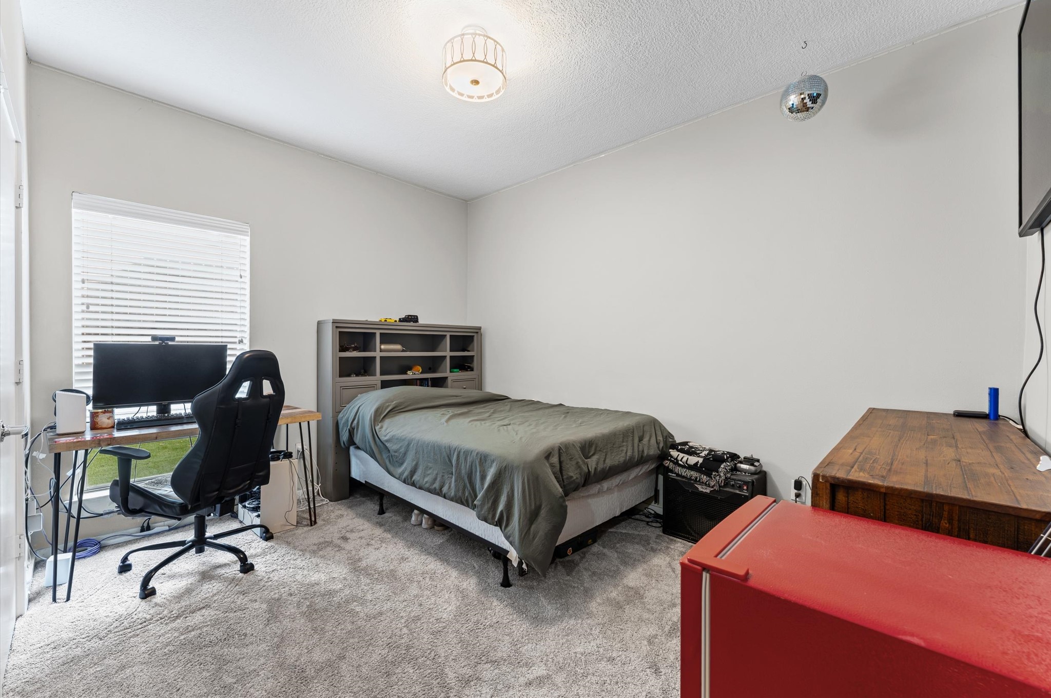 1166 Bonner Street Houston, TX 77007 - Photo 6 of 33 a bedroom with two beds and a desk