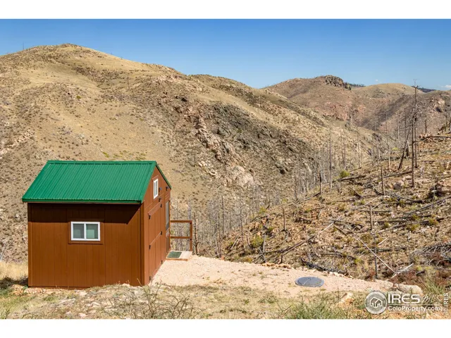 a view of a pathway along a building