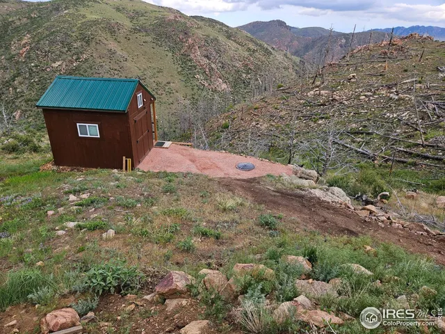 a view of a big yard with mountain