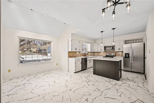 $385,000 | 2805 East Castle Drive, Independence, MO 64057