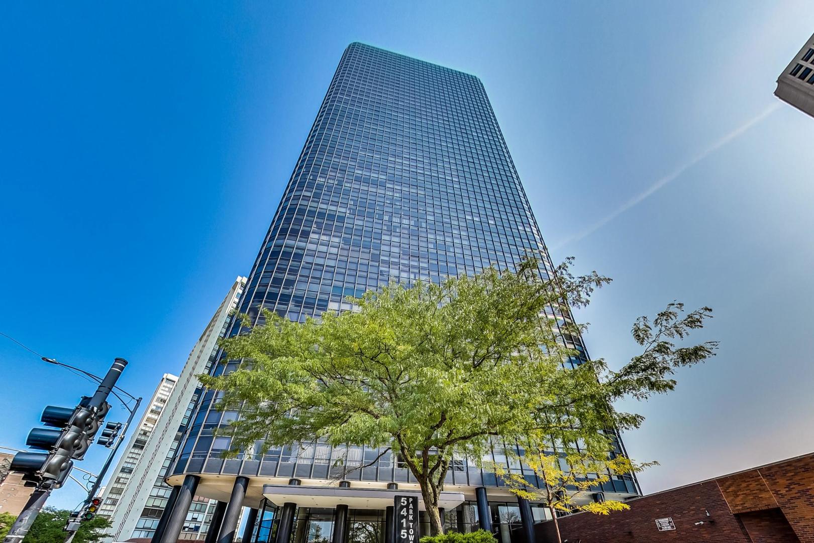 5415 North Sheridan Road, Unit 2904 Chicago, IL 60640 - Photo 4 of 49 view of a large building