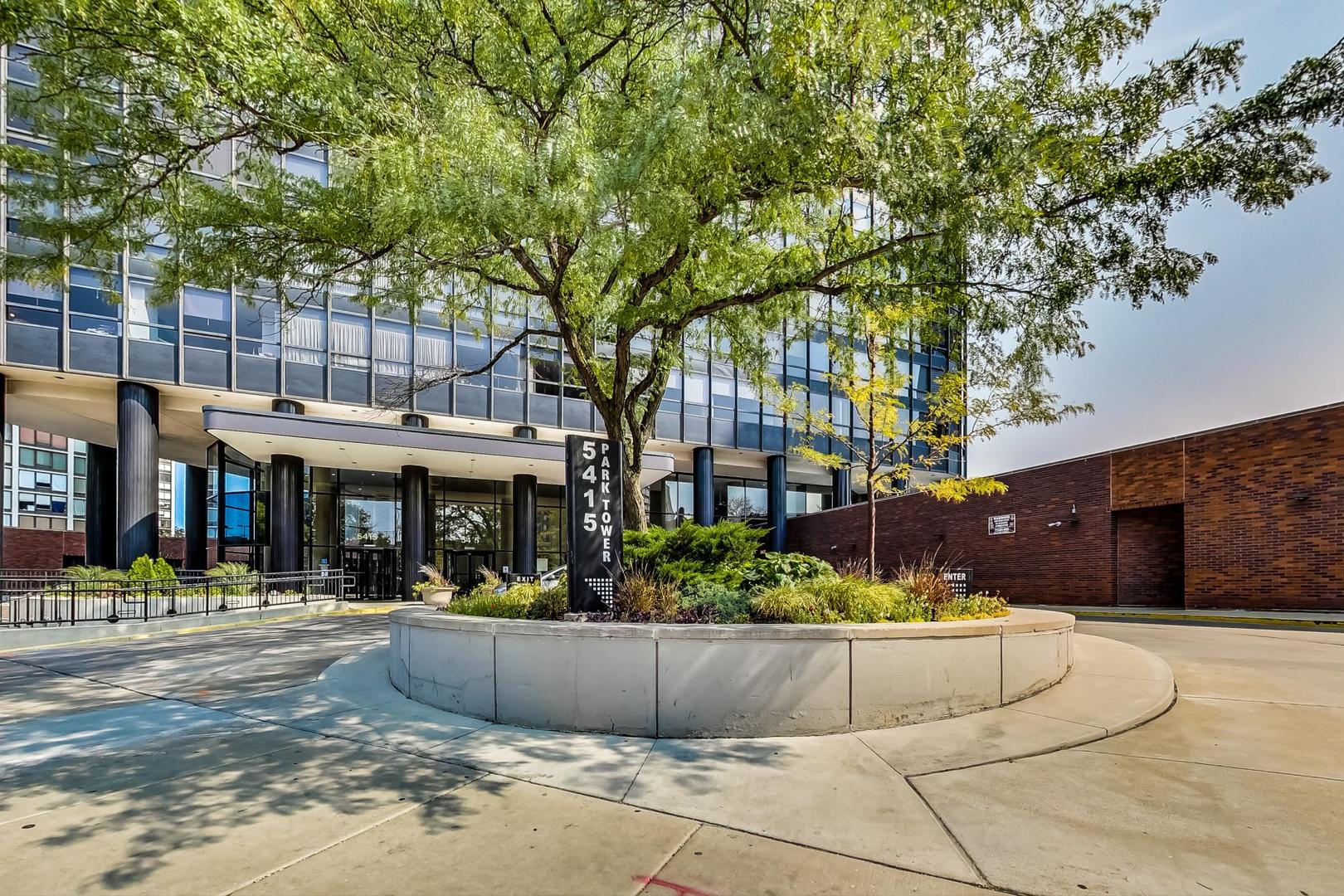 5415 North Sheridan Road, Unit 2904 Chicago, IL 60640 - Photo 44 of 49 a view of a fountain of the house