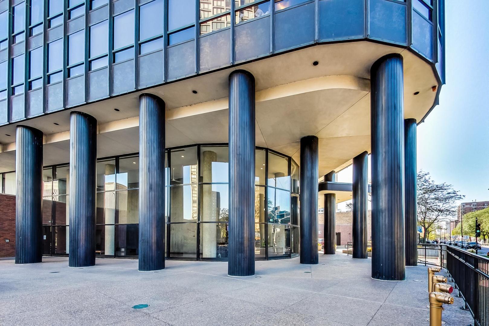 5415 North Sheridan Road, Unit 2904 Chicago, IL 60640 - Photo 6 of 49 a view of a building with seating space