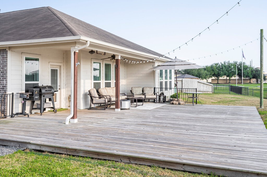 105 Montecito Lane Manvel, TX 77578 - Photo 12 of 39 a view of a house with sitting area