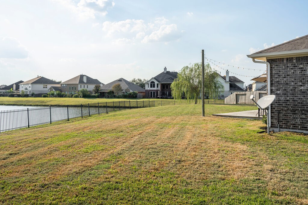 105 Montecito Lane Manvel, TX 77578 - Photo 39 of 39 a view of an ocean with a big yard