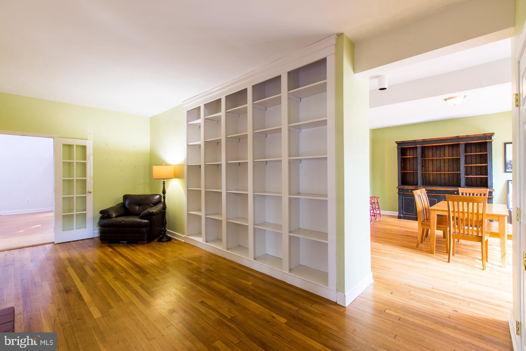 17 Hilltop Road Towson, MD 21286 - Photo 3 of 41 Ample space with the built-ins!