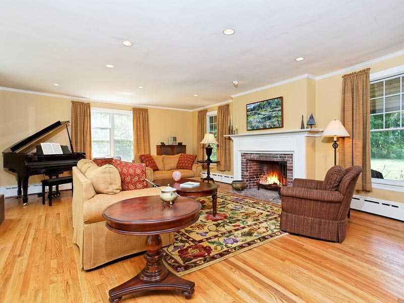 59 Belfield Road Cape Elizabeth, ME 04107 - Photo 2 of 19 Living Room.