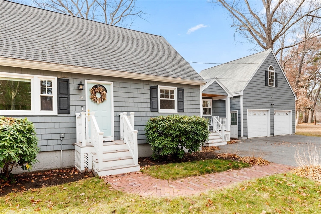 19 Dustin Young Lane Billerica, MA 01821 - Photo 4 of 37 a front view of a house with garden