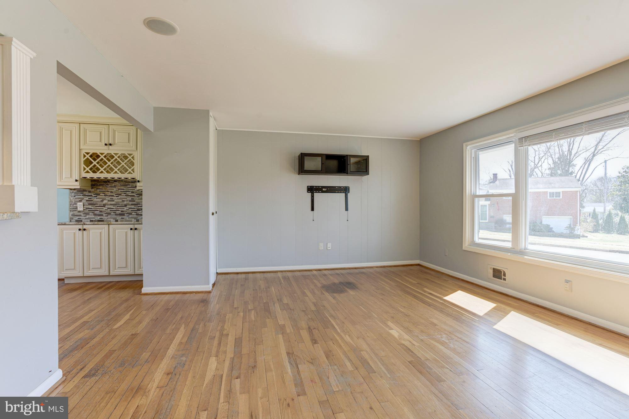 1920 Tadcaster Road Catonsville, MD 21228 - Photo 3 of 44 Living Room