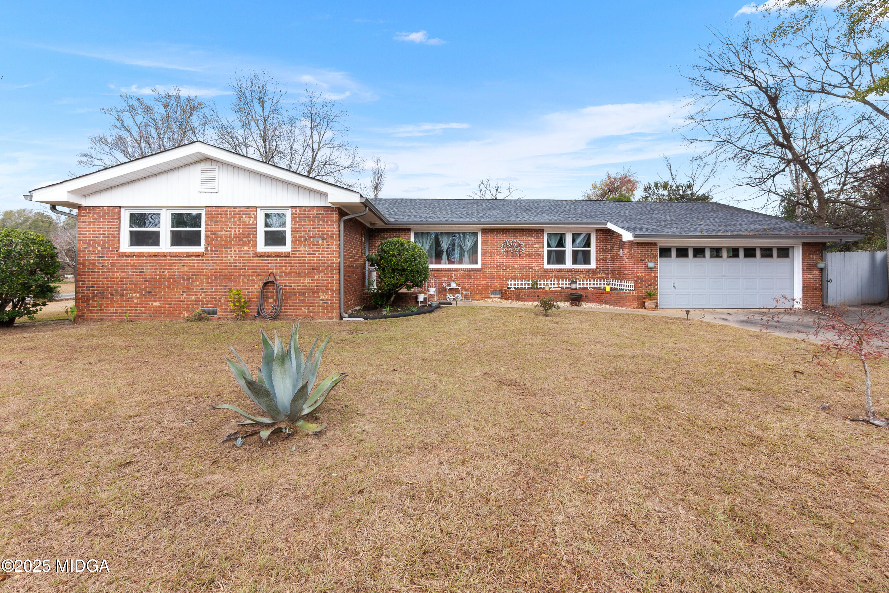 121 Crestwood Road Warner Robins, GA 31093 - Photo 1 of 47 a front view of a house with a yard