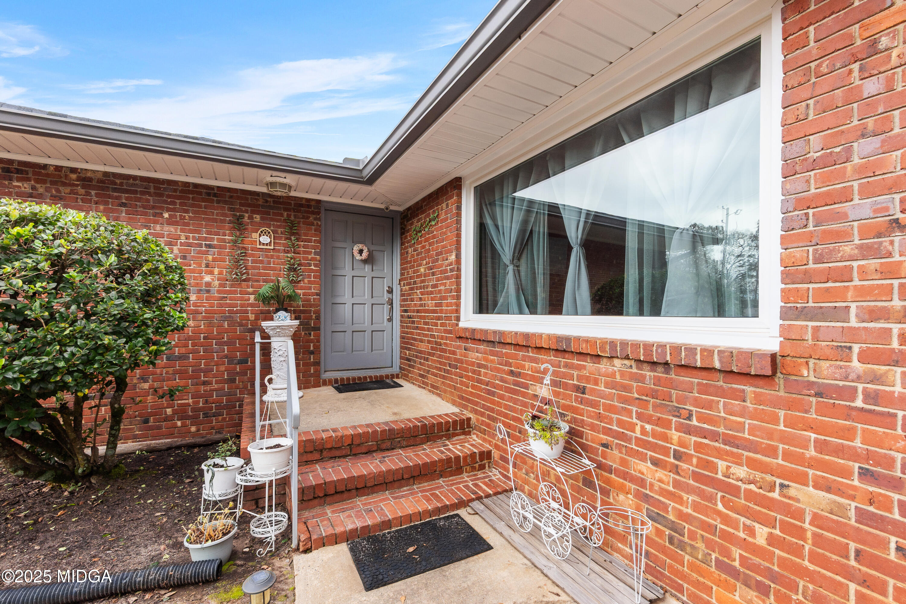 121 Crestwood Road Warner Robins, GA 31093 - Photo 2 of 47 a view of a house with a porch